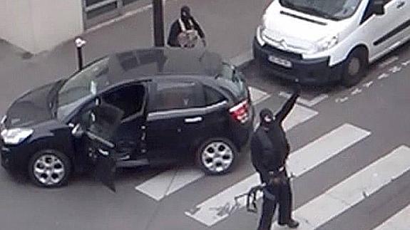 Los dos terroristas Cherif Kouachi y Said Kouachi, en plena huida tras haber asesinado a 12 personas en el ataque a la revista satirica Charlie Hebdo, gritan «nos hemos vengado del profeta Mahoma».