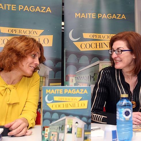 Sonia Andrino, jefa de Castilla y León de El Norte, conversa con Maite Pagaza (a la derecha), durante la presentación del libro, este viernes en Segovia.