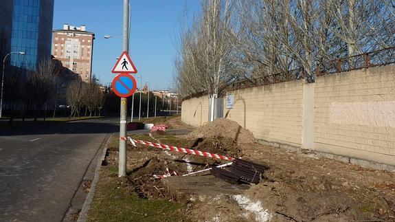 Acera en obras en Vicente Mortes.
