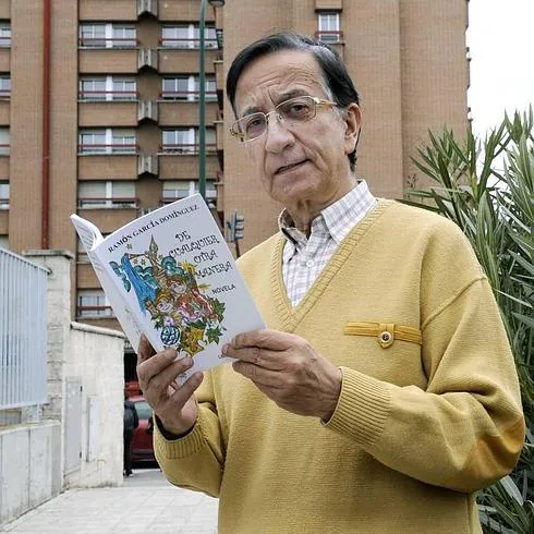 El autor, con uno de los ejemplares de su libro. 