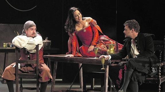Eva Marciel, en el papel de la Calderona, entre Javier Collado y Federico Aguado, en una escena de ‘La puta enamorada’. 