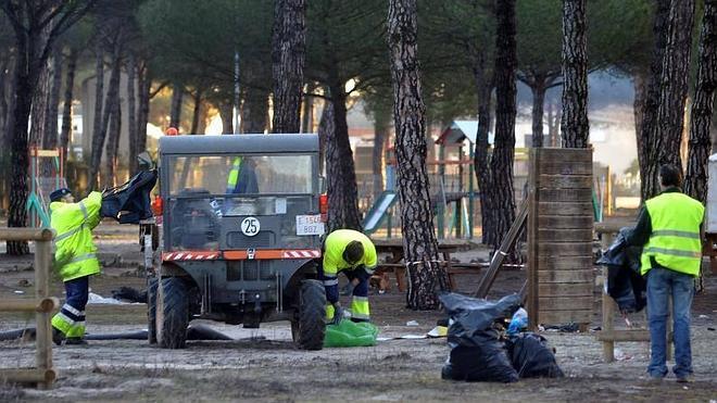 Trabajdores del servicio de limpieza y voluntarios limpiaron el lunes la zona de acanmpada. 