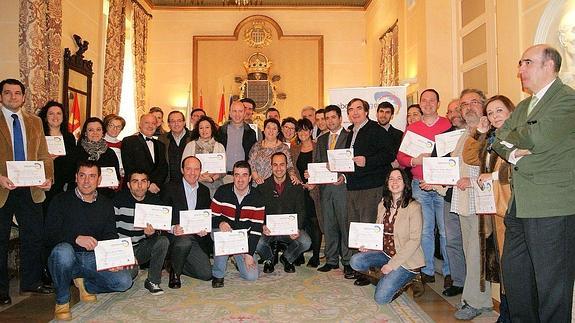 Los responsables de Saborea España y la alcaldesa Clara Luquero, con los representantes de las empresas.