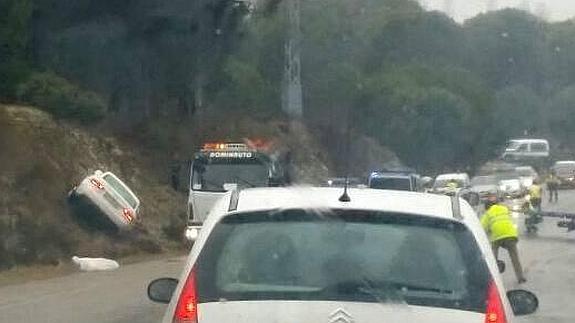 El Audi A-5 del conductor imputado (izquierda), empotrado en un talud fuera de la calzada junto al desvío hacia Cogeces de Íscar. C. C.