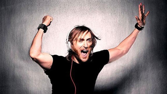 David Guetta mantiene una relación con una joven 25 años más joven que él