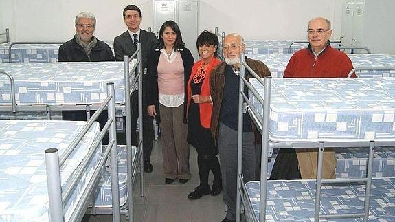 Andrés Torquemada y Claudia de Santos con los representantes de Segovia Sur y de las asociaciones de peregrinos, en el albergue.