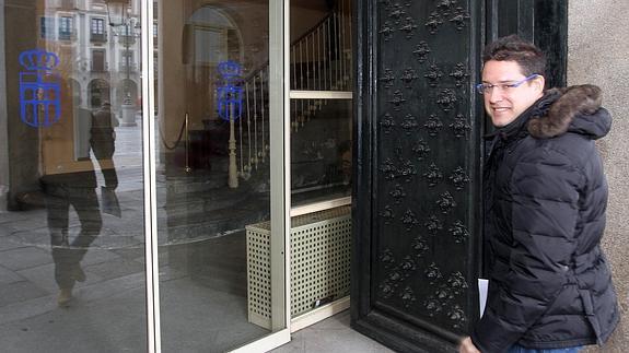 Javier Arranz, este martes a la puerta del Ayuntamiento. 