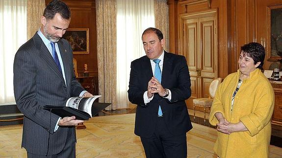 Javier Bello y Clara Luquero presentan al Rey el libro de las Ciudades Patrimonio.
