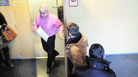 Älex Arias, ataviado con cazadora marrón, antes de su entrada en la sala de vistas de los juzgados. 