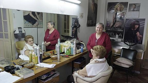 María Dolores Mayor, en su vivienda, donde tiene un salón de peluquería desde hace 40 años.