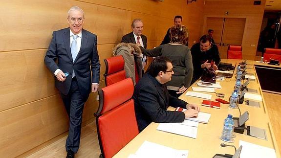 Jesús Encabo pasa junto a los procuradores socialistas en la Comisión de Hacienda de las Cortes.