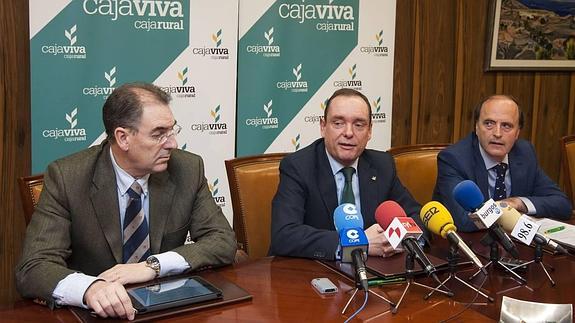 Firma de convenio entre Cajaviva Caja Rural y el Instituto Tecnológico de Castilla y León (ITCL) para la puesta en marcha de medidas de estímulo a la competitividad empresarial, de izquierda a derecha, Miguel Ángel Benavente, presidente de FAE Burgos; Ramón Sobremonte, director general de Cajaviva Caja Rural; y José María Vela, director general de la Fundación ITCL. R. ORDÓÑEZ - ICAL