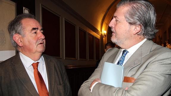 Íñigo Méndez de Vigo (derecha) charla con Álvaro Gil-Robles antes de la conferencia.