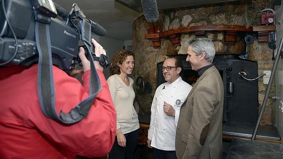 El restaurador José María Ruiz (centro), durante la grabación del programa de televisión. 