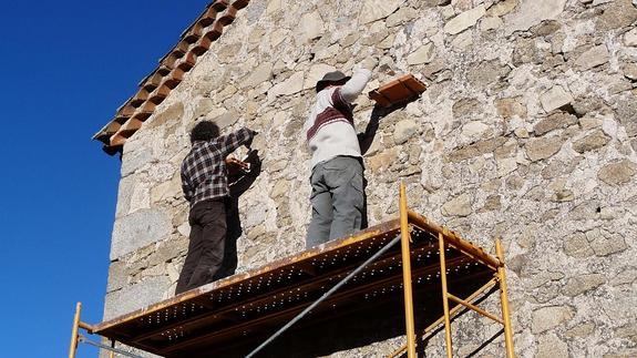 Colocación de nidades en una fachada. Azálvaro