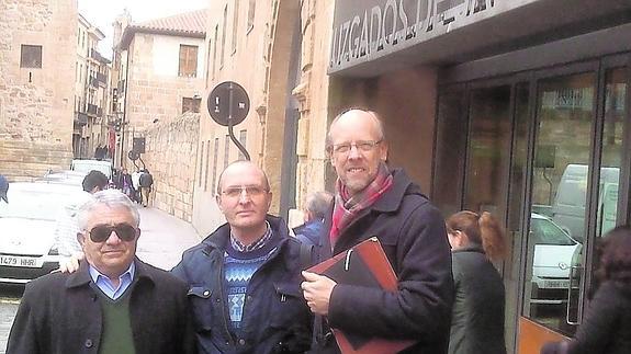 Saturnino Martínez, José Macías y Kent Albright, a la salida de los juzgados.