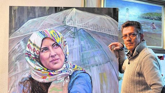 Antonio Varas con su obra ‘Bajo la lluvia en París’, el retrato que está preparando para el certamen de la National Gallery de Londres.