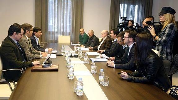 Los representantes del Consorcio abordan la salida de Air Nostrum. 