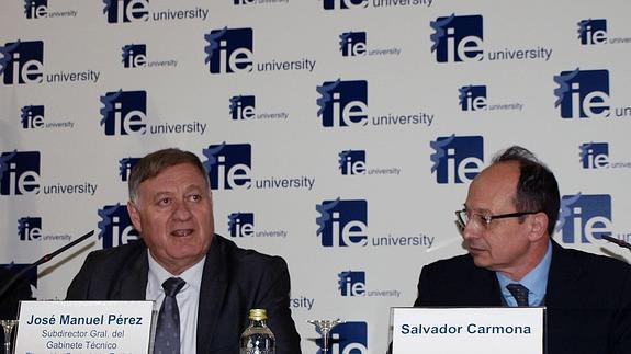 El subdirector general del Gabinete Técnico de la Policía, José Manuel Pérez (izquierda); y el rector de IE Universidad, Salvador Carmona. 