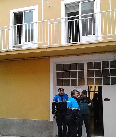 Policía Local y Guardia Civil en la puerta de la casa donde tuvo lugar la explosión. 