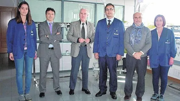 Luis Domingo González, tercero por la izquierda, posa entre Carmelo Seco y Roberto Cossío, junto a Macelo de Manuel y representantes de la empresa, durante la vista a las instalaciones.