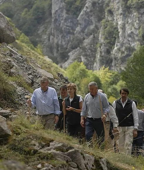 En septiembre de 2014 la ministra, junto al consejero de Fomento, visitó los Picos de Europa. 