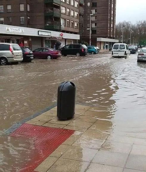 El agua inunda las calles de Miranda de Ebro.