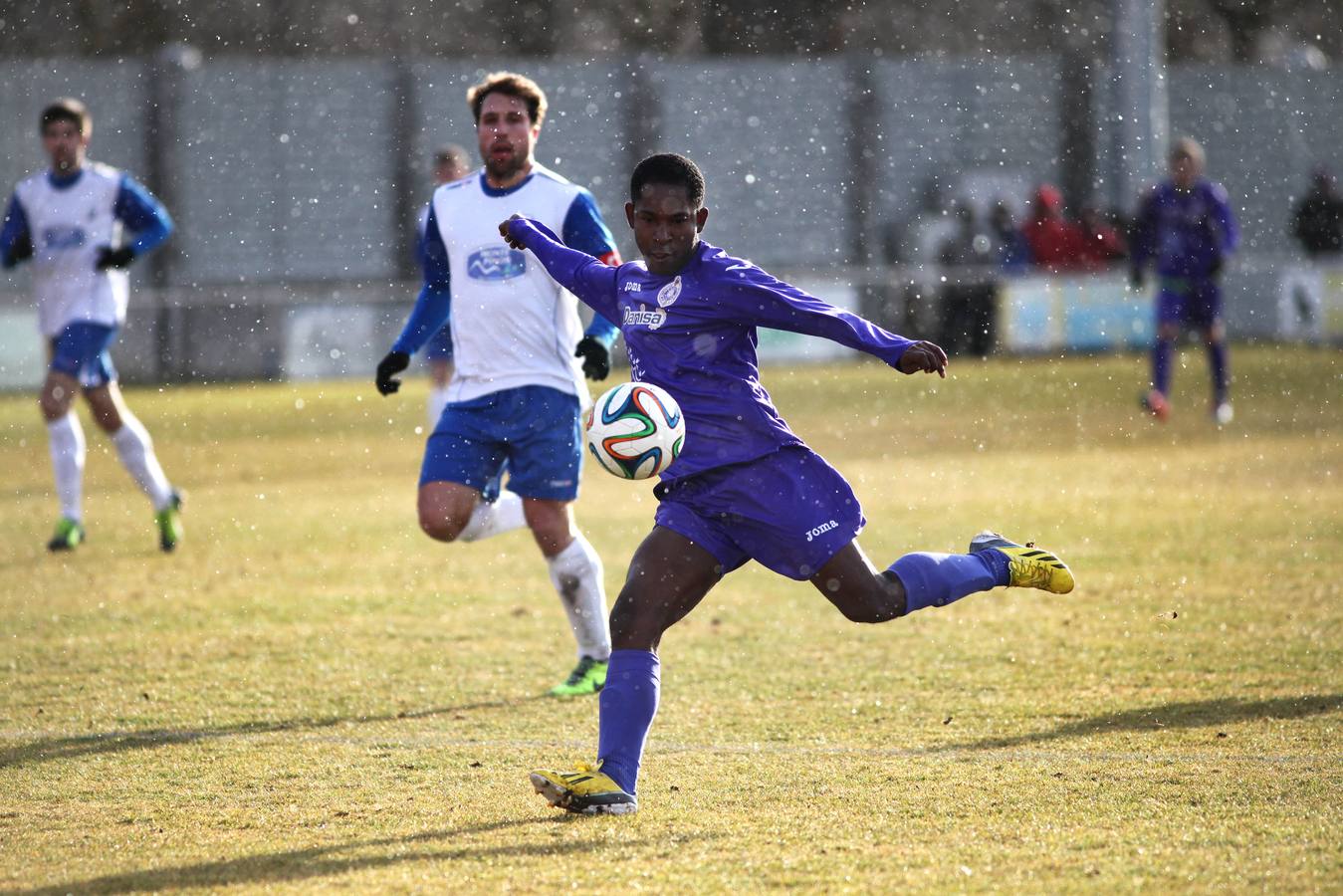Niche, a punto de golpear el balón ante un rival del Almazán, ayer, en La Arboleda.
