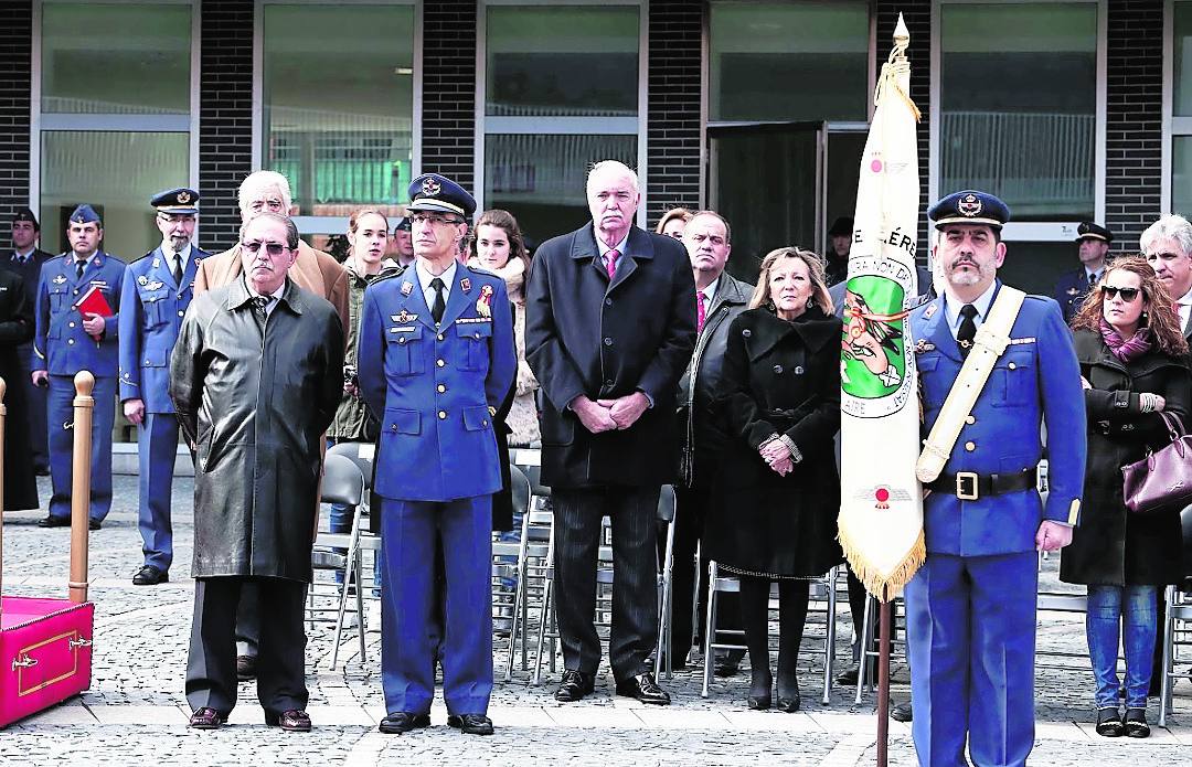 El acto de entrega del guión al Grupo de Escuelas de Matacán del Ejército del Aire, celebrado en la plaza de España de Santa Marta de Tormes, tuvo un carácter solemne y contó con la participación de autoridades políticas y militares, así como civiles.
