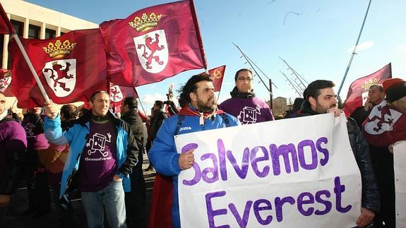 Protesta de los trabajadores de Everest en las Cortes.