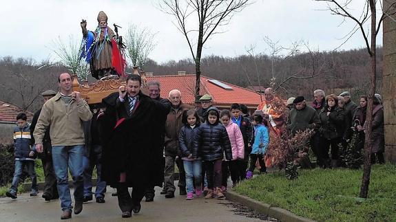 Los vecinos de El Maíllo durante su procesión con la imagen de San Blas, que portaba las gargantillas de colores. 
