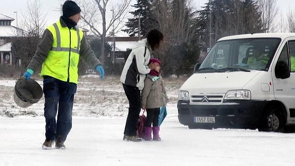 Operarios esparcen sal este miércoles por la mañana en las calzadas de La Granja.