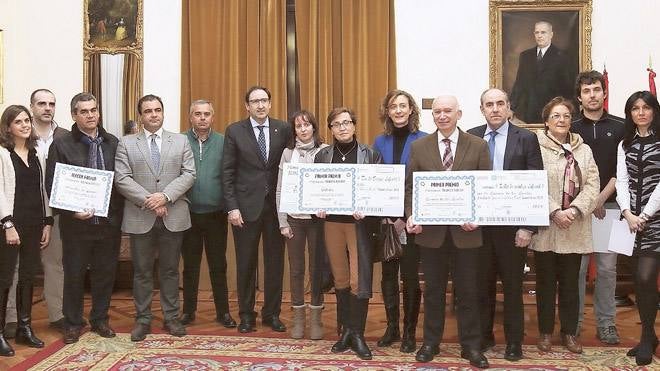 Los regidores ganadores del concurso, con el presidente de la Diputación, el alcalde de Palencia y representantes de Ecoembes y Contenedores Castro.