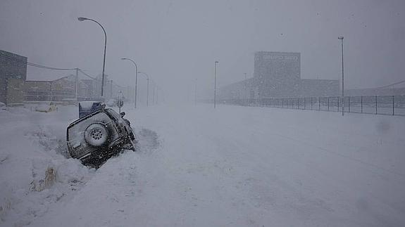 Aspecto de las calles de Aguilar de Campoo con más de medio metro de nieve.