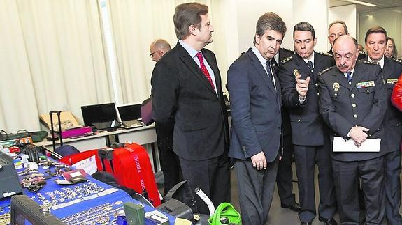 Ignacio Cosidó, segundo por la izquierda, durante la rueda informativa en Logroño sobre la desarticulación de un grupo de butroneros que operó en varias provincias, entre ellas Palencia.