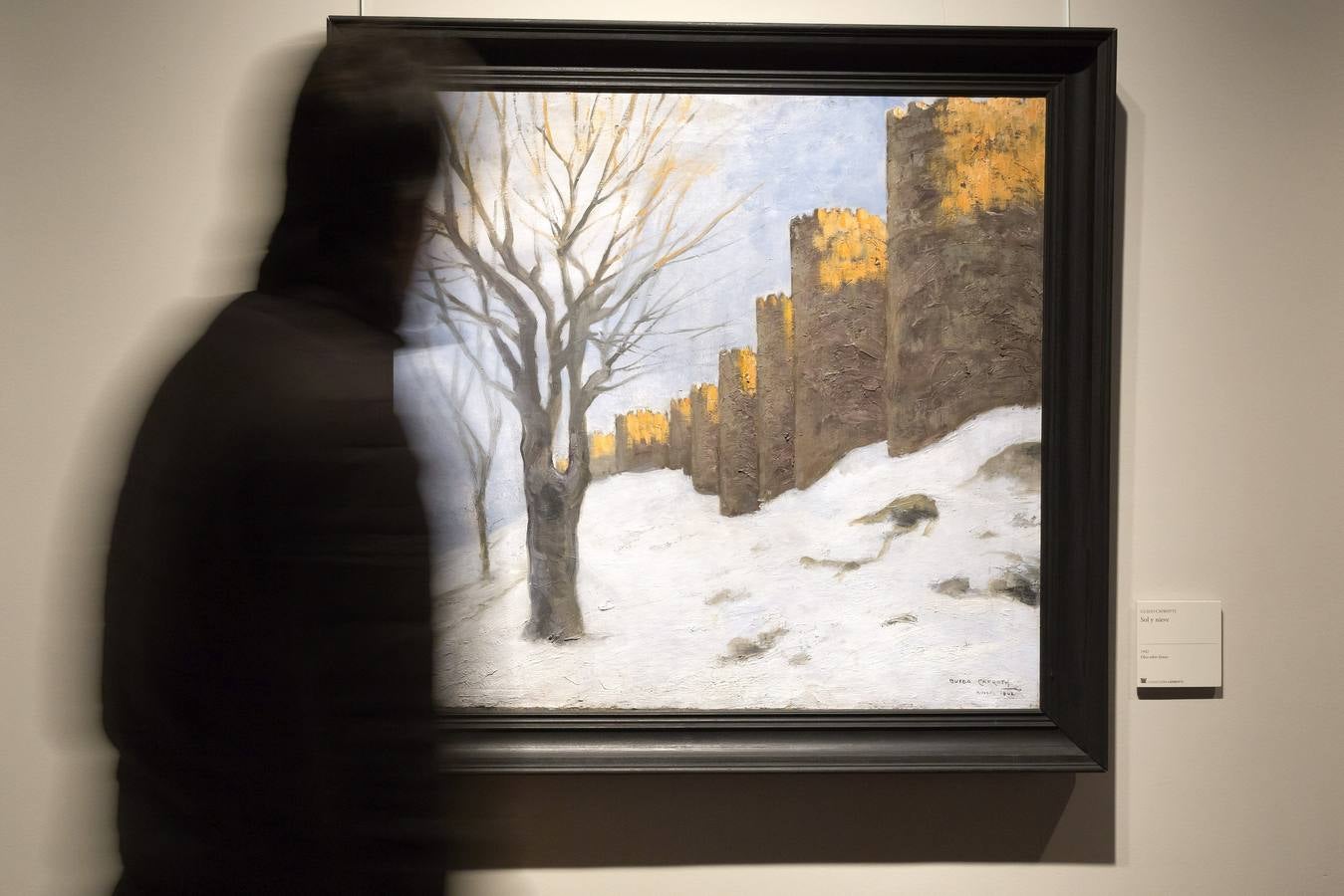 Un hombre observa uno de los cuadros que pintó Guido Caprotti de Ávila nevada.