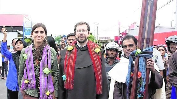 El padre Antonio durante la peregrinación del bastón -derecha- en Indonesia.