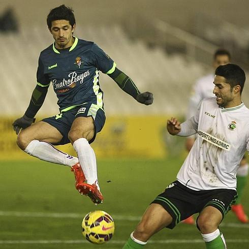 Pereira salta con el balón.