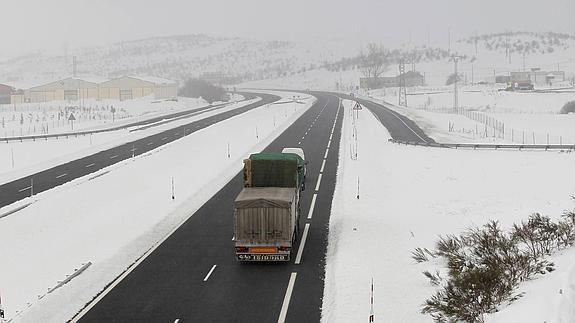 Un camión circula este sábado por la A-67, tras su apertura también al tráfico pesado. Antonio Quintero