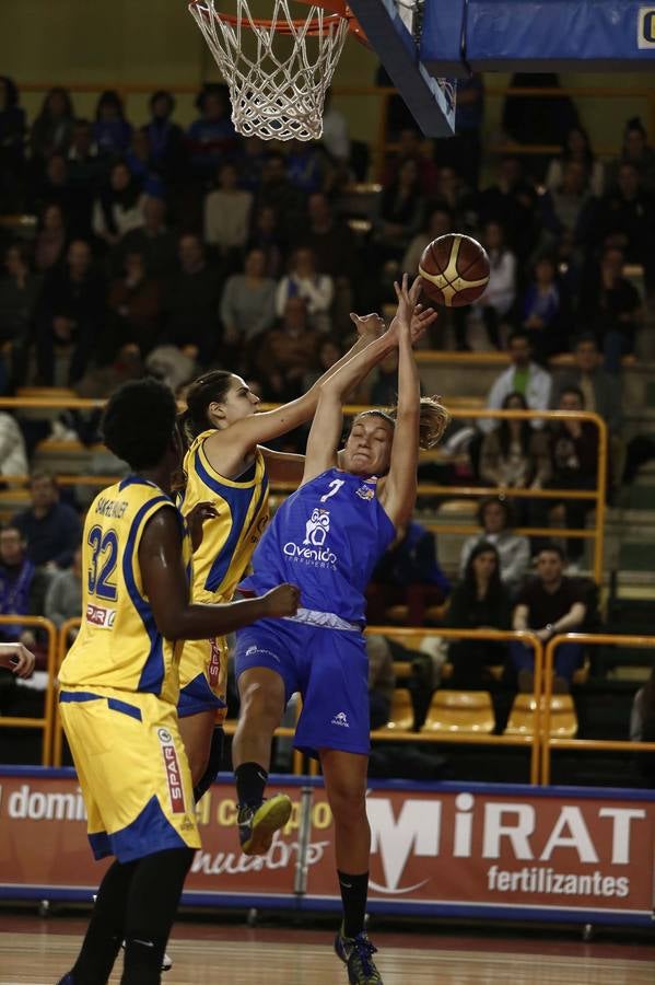 Dos jugadoras del Gran Canaria 2014 arrebatan el balón a Pao Ferrari en el partido de ayer en Würzburg.