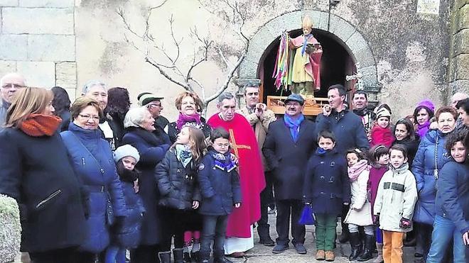 Vecinos de Doñinos de Ledesma junto a San Blas tras la procesión celebrada este fin de semana. 