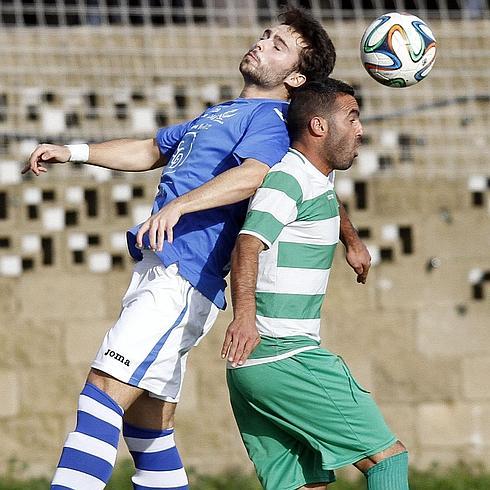 Míchel (izquierda), durante un partido. 