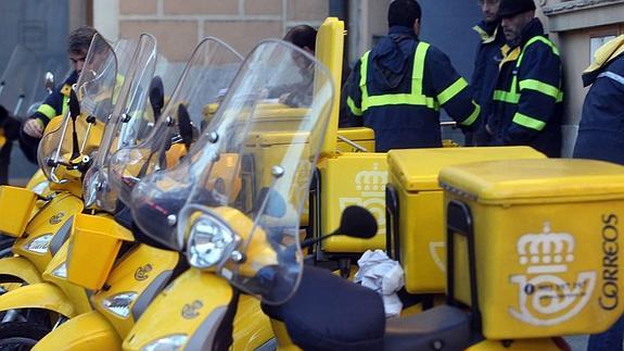 Carteros y motos de Correos aparcadas junto a las oficinas de la empresa en Segovia.