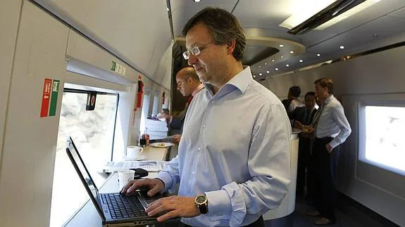 Un pasajero utiliza su ordenador portátil durante el trayecto Madrid-Barcelona del AVE.