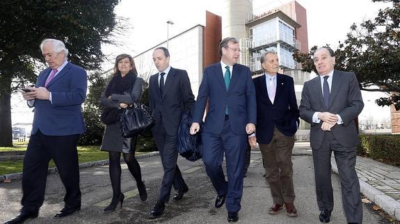 Los consejeros de Economía y Empleo, Tomas Villanueva, y de Fomento y Medio Ambiente, Antonio Silván, mantienen una reunión de trabajo con directivos de Antibióticos. Junto a ellos, el presidente de la empresa, Rafael Beaus.