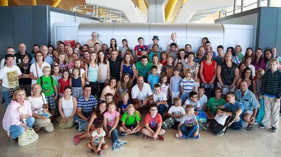 Foto de grupo en la despedida, el año pasado, a los niños ucranianos acogidos por la ONG Ven con Nosotros.