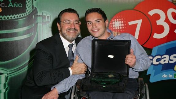 El vendedor de la plaza del salvador de Arévalo, con su premio