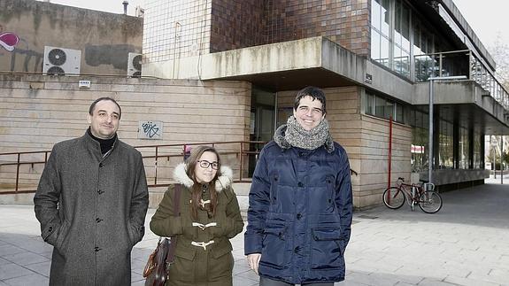 Los dirigentes de IU ante la sala de estudios del Salón.