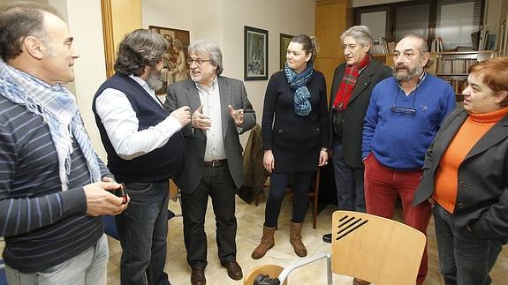 José María González, con destacados militantes de IU de Palencia y con integrantes del Frente Cívico.