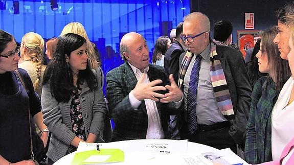 ‘Peridis’ conversa con el consejero de Economía de la Junta de Andalucía.